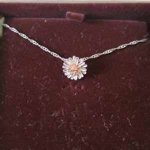 NWT! Cute 2 Toned Flower Necklace